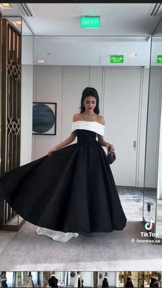 Black Dress Looks Classy, Xmas Photoshoot, Elegant Long Dresses, Dinner Gown, Sister Outfits, Dress Aesthetic