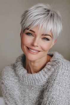 Blonde Angled Bob, Older Women's Hairstyles, Sassy Style, Chic Short Hair, Workout Women, Soft Blonde, Layered Bobs, Short Hair Pixie Cuts