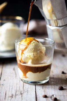 How to make an authentic Italian Affogato! A 5-minute dessert made with creamy vanilla gelato and a strong shot of espresso coffee! Espresso Ice Cream, Affogato Recipe, Affogato Coffee, Nespresso Recipes, Italian Dinner Party, Dinner Party Desserts, Healthy Food Habits, Dessert Simple, Italian Dinner