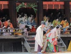 A man and a group of women dressed in heian robes, Laundry Clothes