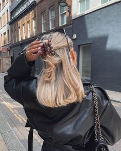 Half Pony Hairstyles, Clip Hairstyles, Blonde Hair Inspiration, Winter Hairstyles, Aesthetic Hair, Photo Instagram, Blonde Hair Color, Mode Inspiration, Blonde Highlights