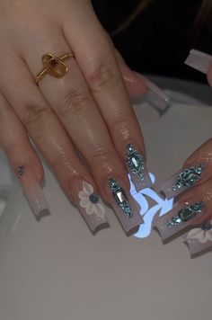 Medium Square Acrylic Nails Gems, White Nails With Blue Gems, Light Blue Gem Nails, Latina Nail Designs Medium, Red Flower Acrylic Nails, White Nails With Blue Rhinestones, Short Buchona Nails, Buchona Nails Short, Short Acrylic Nails With Gems