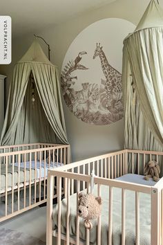 Tweeling babykamer neutraal met muurcirkel jungle beige Jungle Thema, Baby Zimmer, Nursery Room Boy, Baby Boy Rooms, Boy Room, Baby Nursery, Baby Room, Twins