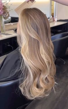 Trophy Blonde Blond Hair For Brunettes With Brown Eyes, Rambut Brunette, Summer Blonde Hair, Brown Hair Inspo, Brunette Hair With Highlights, Dirty Blonde Hair, Honey Blonde Hair, Hair Done, Brown Hair Balayage