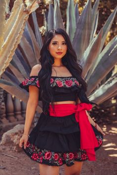 Cultural Mexican Outfit, Cute Mexican Dresses, Mexican Theme Dama Dresses, Fiesta Party Outfit Ideas, Mexican Themed Outfits, Mexican Inspired Outfit Women, Mexican Attire Women Party, Mexican Heritage Outfit