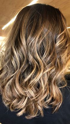 Honey Highlights On Dark Hair Short, Balayage Honey, Babylights Blonde, Babylights Hair, Bella Hair, Brunette Hair With Highlights, Dark Hair With Highlights, Honey Hair, Hair Tutorials For Medium Hair