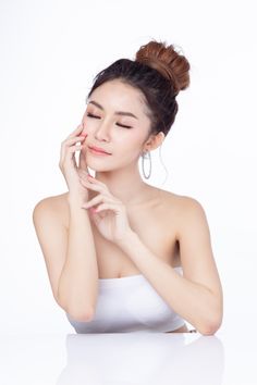 Portrait of attractive asian woman sitting smiling on white background. Premium Photo White Portrait Background, White Background Photoshoot, White Background Portrait, Fashion Portrait Photography, Photoshoot Makeup, Sitting Poses, Studio Backdrops, Portrait Photography Poses