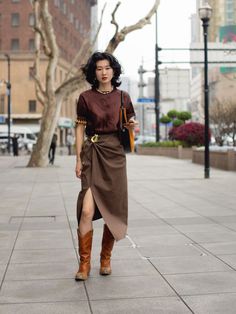 Brown Street Style, Shanghai Street Style, Cowboy Boots Outfit Fall, Brown Cowboy Boots Outfit, Cowboy Boots Outfit, Fall Boots Outfit, Extreme Fashion, Gala Fashion, Dark Autumn