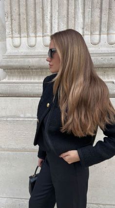 Red Carpet Ready: Hairstyles That Scream Glamour and Glitz Old Money Blonde Dark Roots, Old Money Haircuts Women, Old Money Hair Color, Old Money Hair, Ready Hairstyles, Light Brown Hair Styles, Rich Blonde, Brown Hair Styles, Short Haircut Tutorial