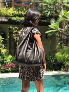 Please read our shipping terms and conditions before placing an order : https://www.etsy.com/listing/1079992551/must-read-alus-indonesia-shipping-terms Choose your own color for a bag that holds your shoulder effortlessly and can take all your necessary everyday items. From weekend, to weekday, this roomy bag goes with many outfits and occasions. Leather is durable, doesn't wrinkle much and comes in a large variety colors and styles. Perfect for every day or work bag and travel bag. To check oth Soft Leather Hobo Bag, Large Hobo Bag, Soft Leather Handbags, Leather Weekender Bag, Leather Travel Bag, Large Leather Tote, Hobo Bags, Brown Shoulder Bag, Brown Leather Bag