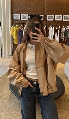 Light Brown Leather Jacket Outfit, White Tshirt Outfits, Tan Leather Jacket Outfit, Beige Leather Jacket Outfit, Tan Jacket Outfit, Leather Jacket Outfits Women, Cream Jacket Outfit, Khaki Jacket Outfit, Jacket Outfits Women