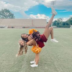 Cheer Poses With Friends, Cheer Photoshoot Poses, Bowling Pics, Cheer Photo Poses, Team Picture Poses, Dance Team Pictures