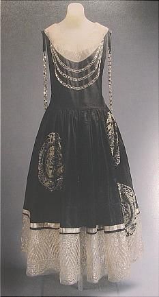 Jeanne Lanvin Dress -1924 (photo from Haute Couture, Metropolitan Museum of Art book) Lanvin 1920s, Lanvin Vintage, History Dress, 20s Costume, Lanvin Dress, 20s Dresses, Paul Poiret