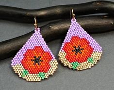 a pair of beaded earrings with flowers on them