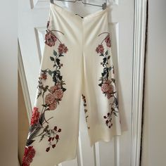 Zara Woman Culotte Floral Print Trouser In Like New Condition. This Item Was Never Worn. Side Zipper Shown In Pictures. The Pink Toned Floral Print Is Perfect Over An Ivory Fabric. Woman Trousers, Floral Trousers, Zipper Pants, Loose Trousers, Flowers Print, Vintage Elegant, Zara Woman, Women Pants Casual, Women's Summer Fashion