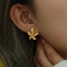 Elevate your style with these elegant Lily Flower Gold Earrings. The intricate lily flower design makes a statement and adds a touch of sophistication to any outfit. Perfect for special occasions or adding a touch of glam to your everyday look. DETAILS & SIZE Sold as a pair Finish: 18K gold plate Material: Stainless Steel Measurements: 17x19mm Weight: 3 grams Comes with friction earring backs Waterproof, tarnish-resistant, and nickel free Shop Earrings to curate your ear stack! Small Earrings Gold, Gold Earrings Indian, Flower Earrings Gold, Neck Pieces Jewelry, Modern Gold Jewelry, Gold Pendant Jewelry, 2 Earrings, Silver Jewelry Design, Flower Stud Earrings