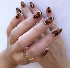 Tortoiseshell Nails With Gold, Tortoise Nails With Gold, Tortoise And Gold Nails, Torti Nails Design, Tortus Shell Nails, Tortious Shell Nails, Tortoise Shell Nails With Gold, Tortious Nails, Amber Nails Design