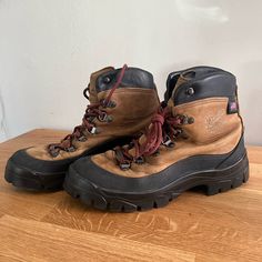 Women's Danner Crater Rim 6" Leather Hiking Boot Color - Brown Size - Women's Us 9 M Shows Normal Signs Of Wear. They Could Look Great With A Little Bit Of Cleaning And Love. Soles Are In Great Condition! Leather Hiking Boots, Hiking Boot, Lace Up Boots, Hiking Boots, Shoe Laces, Looks Great, Womens Boots, Hiking, Womens Sizes