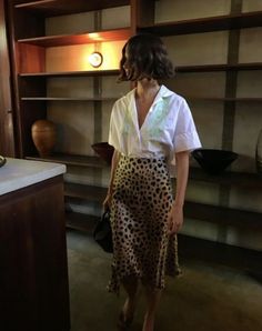 Daily Dress Me, White Linen Blouse, Style Désinvolte Chic, Chique Outfits, Leopard Print Skirt, Leopard Skirt, Travel Kit, Midi Skirts