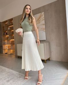 Pleated Fashion, White Pleated Skirt, Professional Outfits, Looks Vintage, Elegant Outfit, Look Chic, Outfits Casuales