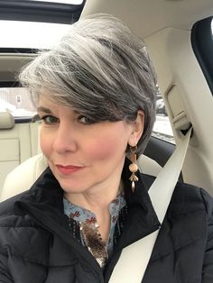 Short Layered Haircuts Shoulder Length Thick Hair, Hair Color Transformation, Modern Bob Haircut, Grey Hair Looks, Modern Bob, Over 60 Hairstyles, Chin Length Hair