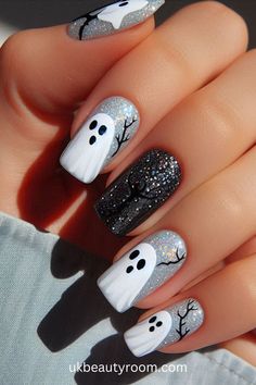 29 Halloween Nail Ideas to Stand Out This Spooky Season Black Designs, Short Nails Art, Halloween Nail Designs, Fall Nail Art, Halloween Nail, Short Nail Designs, Halloween Nail Art