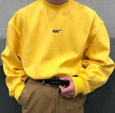 Yellow Clothes Aesthetic Men, Bandung Outfit, Pastel Male Outfits, Hufflepuff Outfit Ideas, Yellow Sweatshirt Outfit, Jago Outfit, Yellow Sweater Outfit, Ootd Colorful