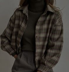 Sweatshirt And Flannel Outfit, Everyday Outfits For School, Academia Aesthetic Outfit, Flannel Outfit, 00s Mode, Dark Academia Outfit, Outfit 2020, Fashion Dark