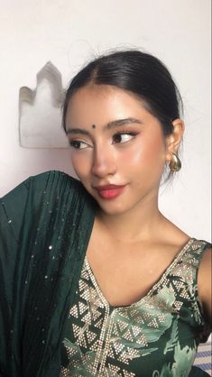 Makeup For Indian Wedding Guest, Brown Skin Outfits Women, Kurta Makeup Look, Makeup For Traditional Wear, Nepali Makeup, Indian Women Makeup, Saree Makeup Look Simple, Traditional Makeup Indian, Desi Girl Makeup