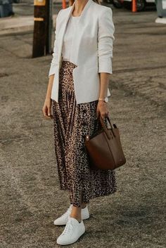 White Sneakers Outfit, Rok Outfit, Modest Fits, Outfit Chic, Leopard Print Skirt, Leopard Skirt, Elegante Casual, White Sneakers Women, Stylish Work Outfits