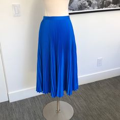 Club Monaco Electric Blue Midi Skirt In Size 0 Perfect Condition Royal Blue Skirt, White Tweed Skirt, Skirt Classy, Royal Blue Skirts, Belted Midi Skirt, Blue Midi Skirt, Womens Pleated Skirt, Silk Midi Skirt, Crepe Skirts