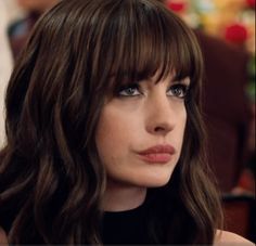 Anne Hathaway in The Hustle Anne Hathaway Bob, Anne Hathaway Bangs, Anne Hathaway Fringe, Anne Hathaway Red Dress, Anne Hathaway The Hustle, Anne Hathaway Haircut, Anne Hathaway One Day Hair, The Hustle Anne Hathaway, Anne Hathaway Hair Bangs