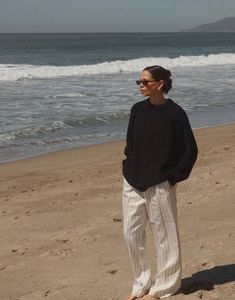 Pyjama Trousers Street Style, Morning Beach Outfit, Autumn Beach Outfit, Beach Winter Outfit, Seaside Outfits, Cold Summer Outfit, Outfits Crewneck, Black Sweater Outfit, Linen Pants Outfit