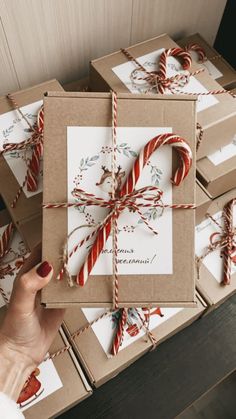 детям. Christmas Hamper Box Ideas, Happy New Year Gift Box Ideas, Hampers Ideas Christmas, Winter Box Gift Idea, Xmas Gift Box Ideas, Christmas Hampers Ideas, Christmas Present Box Ideas, Xmas Hamper Ideas, Christmas Package Ideas Boxes