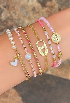 Gold Jewelry Fashion Bracelet Preppy Bracelets, Preppy Jewelry, Wrist Jewelry, Diy Bracelet Designs, Beads Bracelet Design, Jewelry Accessories Ideas, Summer Bracelets, Bracelet Design, Classy Jewelry