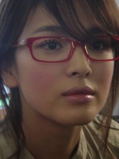 Soft Bayonetta Makeup, Bayonetta Makeup, Korean Glasses, Bayonetta Glasses, Red Glasses, Cute Glasses, Song Hye Kyo, Jane Birkin, Wearing Glasses