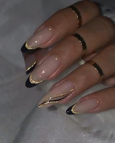 Almond Gel Nails Black, Black White And Gold Almond Nails, Prom Nails Black Almond, Almond Nails Fancy Designs, Good Wedding Nails, Anniversary Nails Designs, Almond Party Nails, Nail Inspo For Gold Dress, Black With Gold French Tip Nails