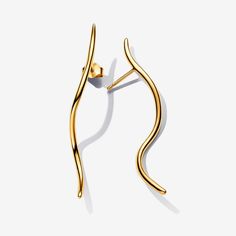 The Organically Shaped Wire Stud Earrings redefine linear elegance. A 14k gold-plated vertical wire with a rounded profile that's narrower towards each end takes a wavy, fluid shape. The top part of the wire extends slightly above the ear lobe. The mirrored design differentiates between right and left earrings. By reimagining lines and curves inspired by those found in nature, these earrings offer a fresh interpretation of delicate, warm-toned stud styling. - Pandora Organically Shaped Wire Stud Earrings - 14k Gold-plated unique metal blend Pandora Essence, Pearl Engagement Ring, Solid Gold Necklace, Solid Gold Earrings, Ring Pendant Necklace, Pandora Bracelets, Gold Plated Necklace, Gold Plated Earrings, Pandora Jewelry