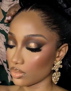 Client Makeup, Crease Eyeshadow, Makeup Bronze, Maquillage Yeux Cut Crease, Cut Crease Eyeshadow, Gold Eye Makeup, Everyday Makeup Tutorials, Makeup Favorites