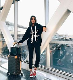 Classy Airport Outfit, Sweatpants Outfit Ideas, Airport Travel Outfits, Travel Fashion Winter, Fashion Travel Outfit, Airport Outfits, Athleisure Trend