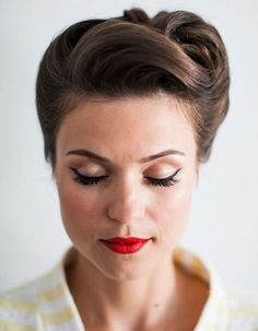 Le chignon sophistiqué - 20 coiffures à faire entre deux shampoings - Elle Cabelo Pin Up, 50s Hairstyles, Wedding Hair Up, Vintage Wedding Hair, Pin Up Hair, Vintage Makeup, Penteado Cabelo Curto, Retro Hairstyles