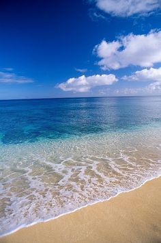 the beach is clean and ready to be used as a backdrop for an image or wallpaper