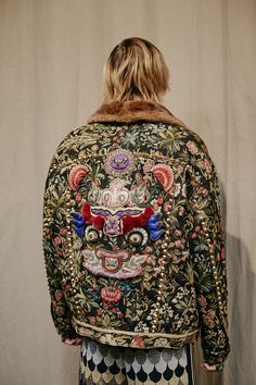 Backstage at the Gucci Men's Fall Winter 2016 Fashion Show Tapestry Jacket Street Style, Gucci Embroidery, Gucci 2016, Gucci Menswear, Haute Couture Style, Chinese Lion, Pinterest Life, Gucci Mens, Alessandro Michele