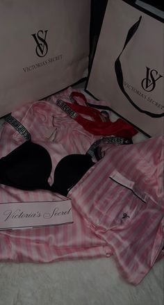 Victoria Secret Under Set Aesthetic, Hoodie Layout, Viktoria Secret, Model Off Duty Aesthetic, Kily Jenner, Victoria's Secret Aesthetic, 2000s Girl, Victoria Secret Outfits, Cute Pajama Sets