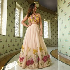 Lehenga Painting, Lengha Designs, Painting Sarees, Jacquard Lehenga, Textile Painting, Organza Lehenga, Hand Painted Dress, Lehenga Designs Simple