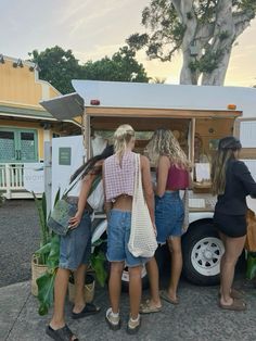 #friends #hawaii #summer #aesthetic #pic Camping Outfits Aesthetic, Surfergirl Style, Hawaii Summer, Hawaii Outfits, Summer Goals, Summer Friends, Summer 24, New Energy, European Summer