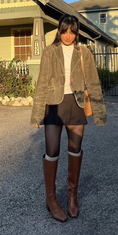 Thanksgiving Outfit Knee High Boots, Tan Boots Fall Outfit, Black And Brown Boots Outfit, Brown Boot Outfits For Women, Knew High Brown Boots Outfit Women, Tall Light Brown Boots Outfit, Brown Patchwork Boots Outfit, Outfits With Light Brown Boots, Frye Campus Banana Outfit