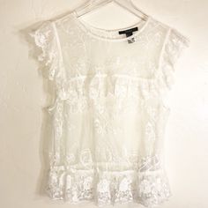 Item No. E1102 Forever 21 | Nwot Ivory White Knit Mesh Embroidered Top. Size Large. Nwot: New Without Tags. Comes With Extra Back Button Attached To Tag Label. Sleeveless. Keyhole Button Back Closure. No Lining. Approximate Measurements While Laying Flat: Armpit To Armpit: Approximately 16-17 Inches Shoulder To Bottom Hem: Approximately 23 Inches White Embroidered Feminine Lace Top, Feminine White Embroidered Lace Top, Casual Off White Lace Tops, Casual Off-white Lace Tops, Fitted Off-white Lace Top For Spring, Fitted Off White Lace Top For Spring, Forever 21 Floral Embroidery Fitted Tops, Forever 21 White Feminine Top, Spring Off White Lace Top