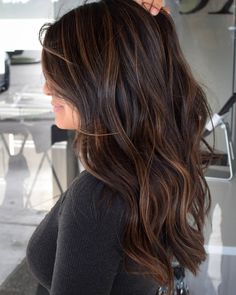 Textured beachy waves Sunkissed Highlights Dark Brown Hair, Balayage Hair Colour, Beach Brunette Hair, Sunkissed Brunette, Big Waves Hair, Medium Length Brown Hair, Highlights For Dark Brown Hair, Dark Brunette Hair, Black Hair Balayage