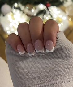 Short Simple Winter Nails, Winter Nails Short Simple, Winter Nails Short, Winter Nails Colors, Nails Short Simple, Simple Winter Nails, French Tip Gel Nails, Gel Nails French, Unghie Sfumate